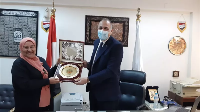 هيئة البحوث العسكرية تهدى درعها لمديرية تعليم القاهرة بالصور