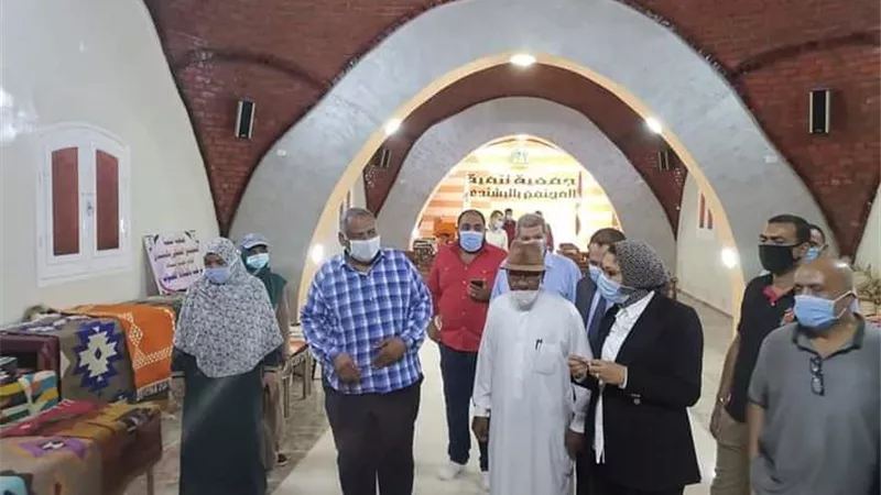 تفاصيل جولة نائب محافظ الوادى فى بلاط لتفقد المشروعات الزراعية وأنشطة الجمعيات.صور