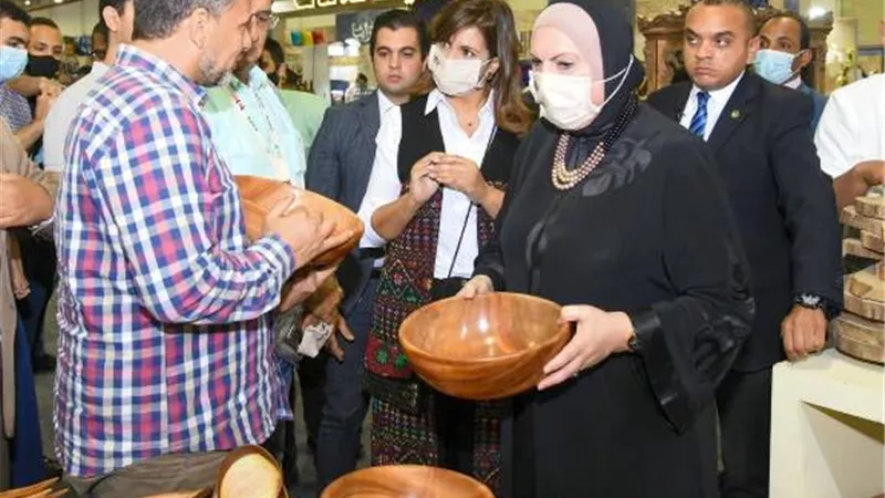 وزيرة التجارة: معرض تراثنا يقدم أوجه الدعم والمساندة لأصحاب الحرف اليدوية والتراثية