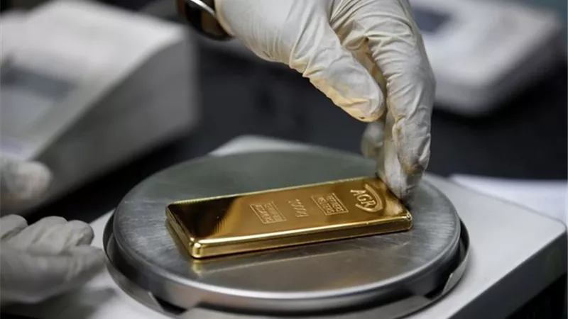 الذهب يهبط مع تعافى الدولار والمستثمرون يترقبون التحفيز الأمريكى