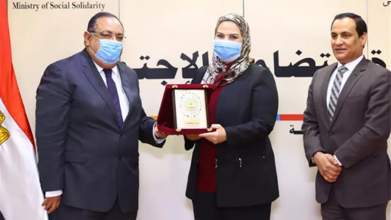 حلوان والمنوفية يهديان وزيرة التضامن درع الجامعتين تقديرًا لجهود الوزارة