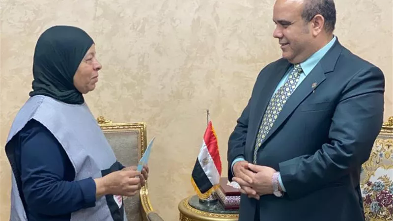 العدل تكرم عاملة بمحكمة شمال الجيزة الابتدائية