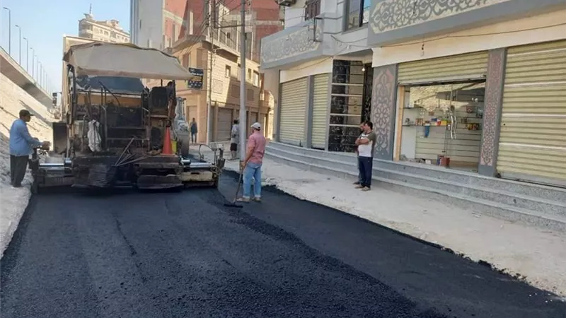 محافظ المنوفية والتنمية المحلية يتابعان أعمال رصف الطرق ببركة السبع.. والأهالى يشكرون رئيس لجنة النقل والمواصلات