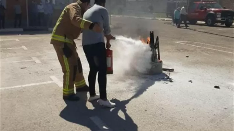 (أعمال الإطفاء ومكافحة الحرائق) في دورة تدريبية بالقابضة للمطارات