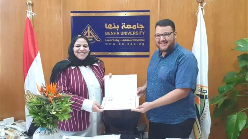 أمين عام جامعة بنها تكرم مندوب وزارة المالية
