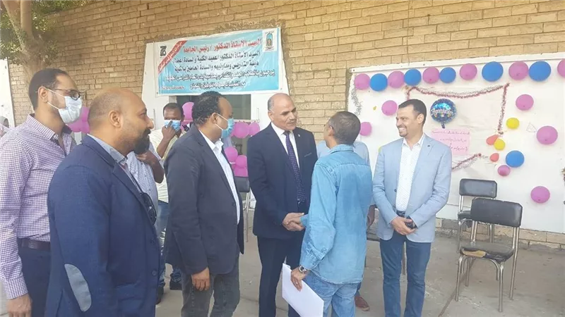 رئيس جامعة الأقصر يتفقد إجراءات الكشف الطبي للطلاب الجدد بكلية الفنون الجميلة