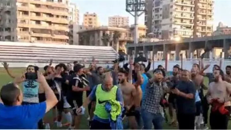 فرحة لاعبى غزل المحلة بالصعود للدورى الممتاز.. فيديو