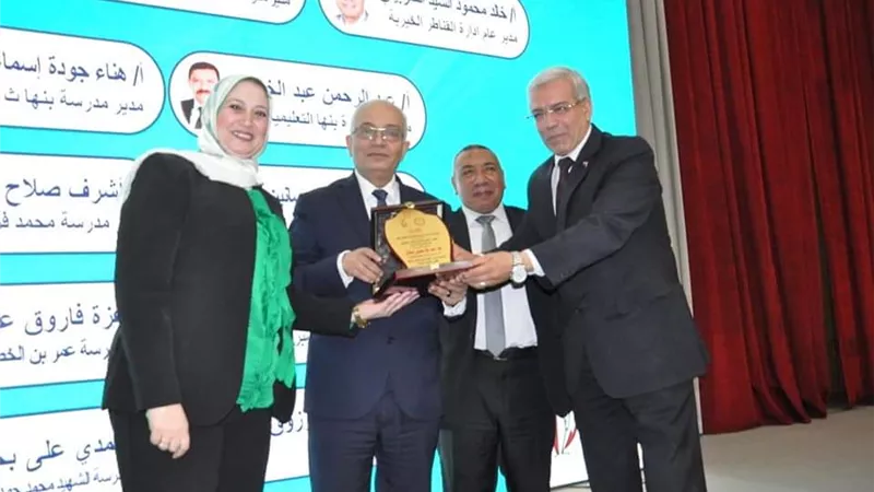 حجازي يُكرم أوائل الثانوية العامة وقيادات تعليم القليوبية