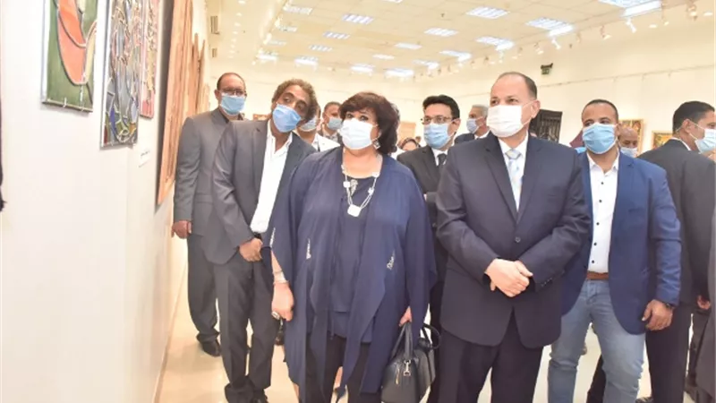 وزيرة الثقافة ومحافظ أسيوط يفتتحان معرض منتجات المبادرة الرئاسية