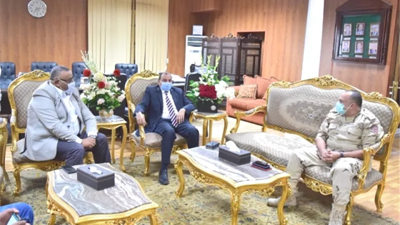 رئيس جامعة بنى سويف يستقبل وفد الهيئة الهندسية