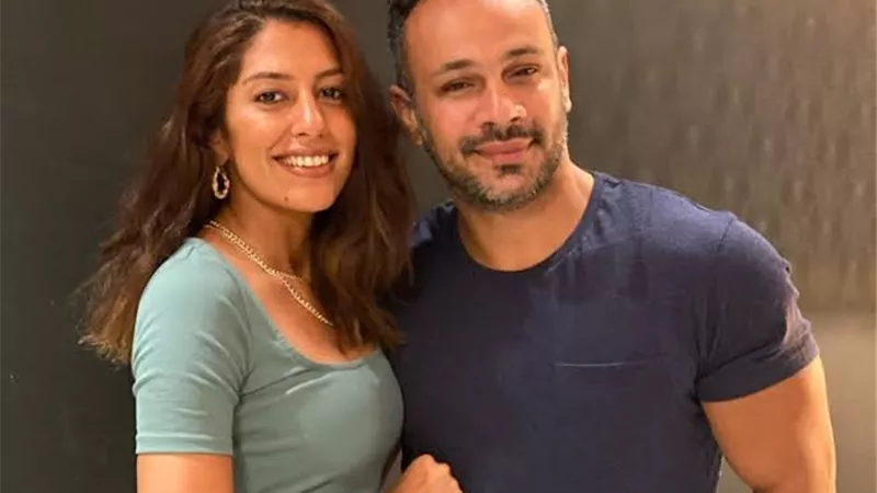 محمد عطية يُعلن ارتباطه بميرنا الهلباوي