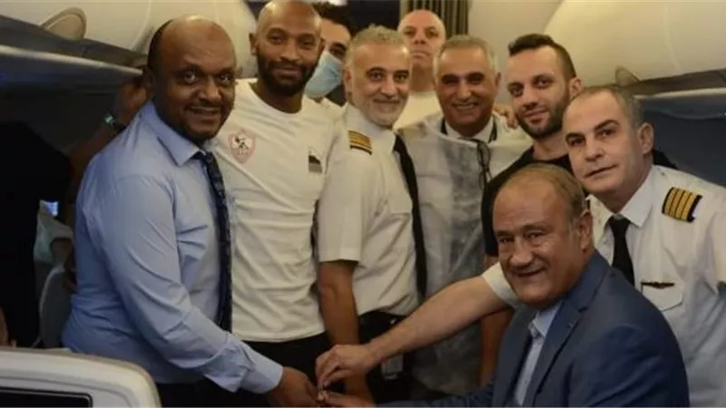 طاقم طائرة الزمالك يحتفل بالبعثة المتجهة للمغرب