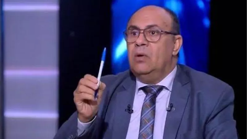 البنت لها معاملة خاصة وعلى الأب الحذر من هذا الأمر .. مبروك عطية يوضح