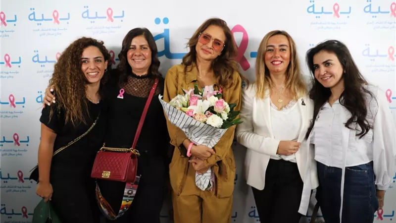 نيللي كريم تدعم محاربات السرطان في مستشفى بهية