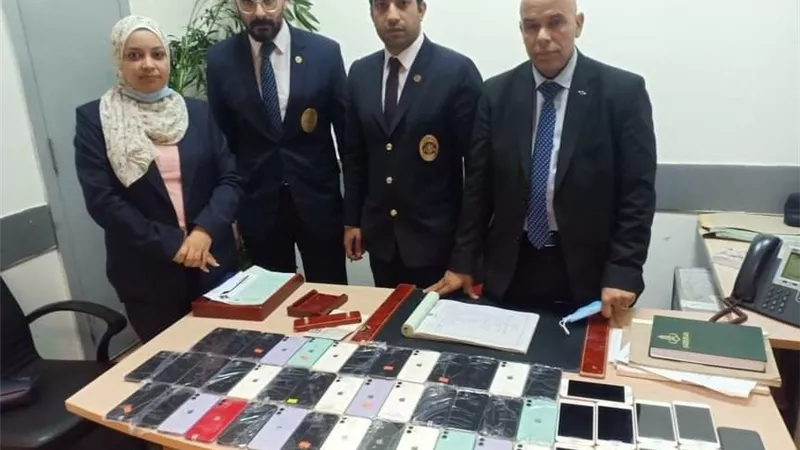 ضبط 50 محمولا ايفون في حقيبة يد راكب قادم من الامارات