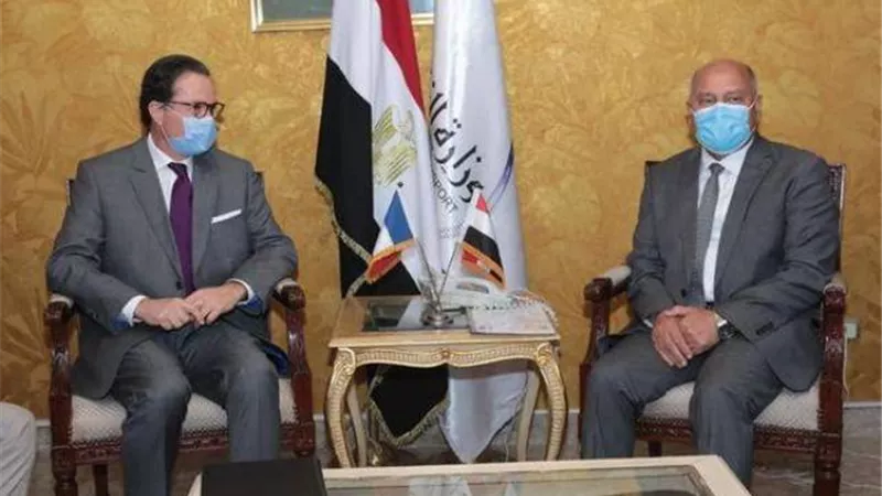وزير النقل يبحث مع السفير الفرنسي بالقاهرة تدعيم التعاون المشترك في مجالات النقل المختلقة