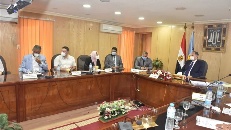محافظ أسيوط يترأس اجتماع دراسة سبل تطوير المناطق العشوائية بمراكز المحافظة