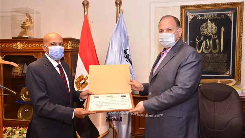 محافظ أسيوط يكرم 