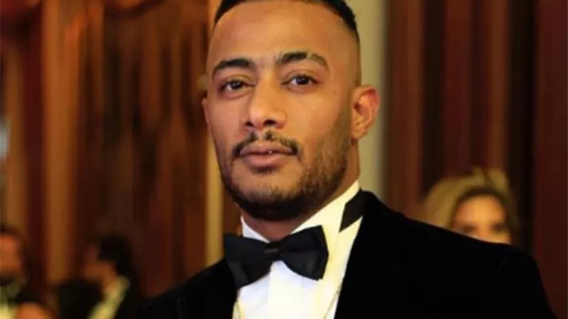 محمد رمضان يستعرض سياراته الفارهة وهاتفه المصنوع من الذهب