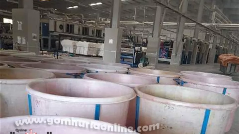 ضبط مواد مجهولة المصدر تستخدم في تصنيع النسيج داخل مصنع بالعاشر