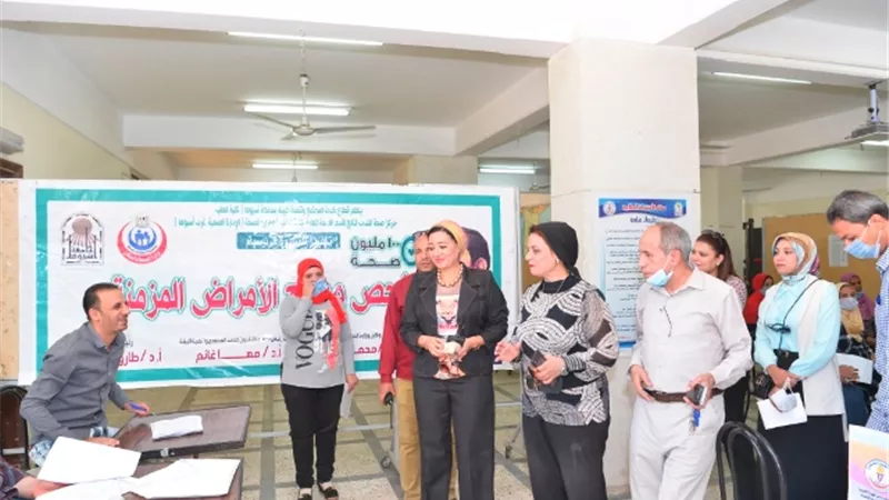 حملة 100 مليون صحة تواصل أعمالها بجامعة أسيوط.صور