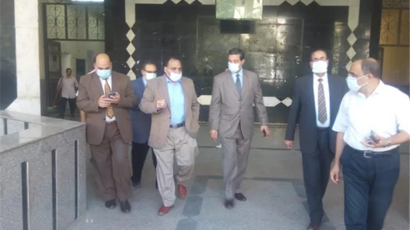 نائب رئيس جامعة بنها يتابع الكشف الطبى واستعدادات الدراسة بهندسة شبرا