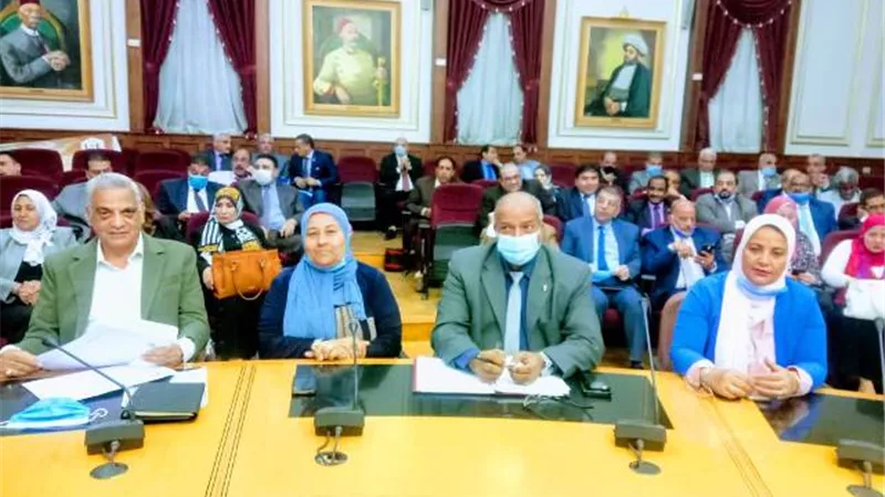 محافظ القاهرة يناقش استعدادات بدء الدراسة مع مع وكيل أول وزارة التعليم .صور