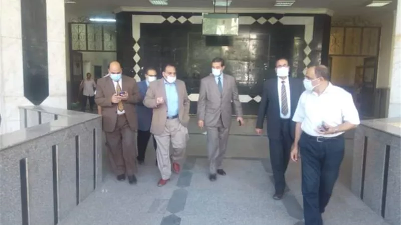 نائب رئيس جامعة بنها يتفقد الكشف الطبى واستعدادات الدراسة بهندسة شبرا