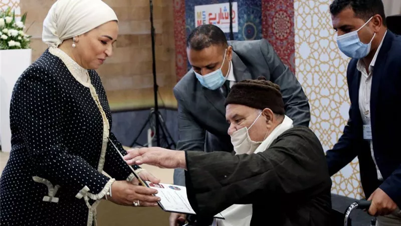 قرينة الرئيس تشيد بإبداعات الأيدي المصرية في معرض 