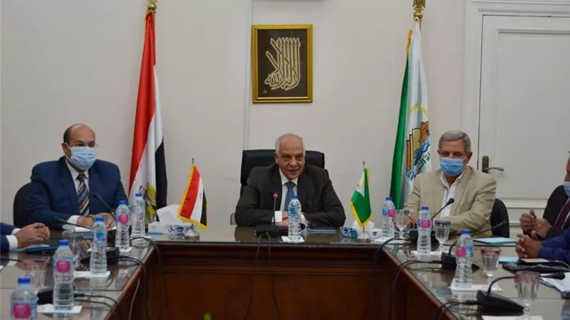 محافظ الجيزة: إعداد جدول زمنى لإنهاء مشروعات مياه الشرب والصرف الصحى