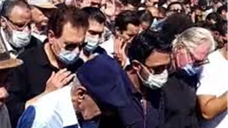 بالصور: زحام شديد أثناء صلاة الجنازة على الفنان محمود ياسين