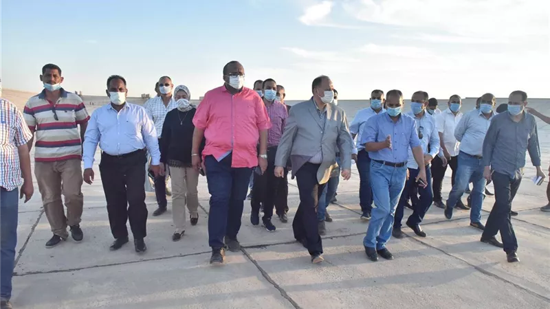 محافظ أسيوط يتفقد محطة معالجة صرف صحي ديروط بالظهير الصحراوي