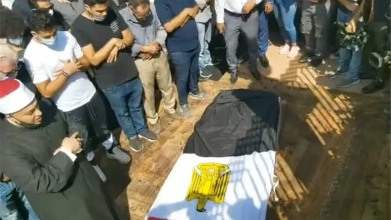 جثمان الراحل محمود ياسين ملفوف بعلم مصر.. صور