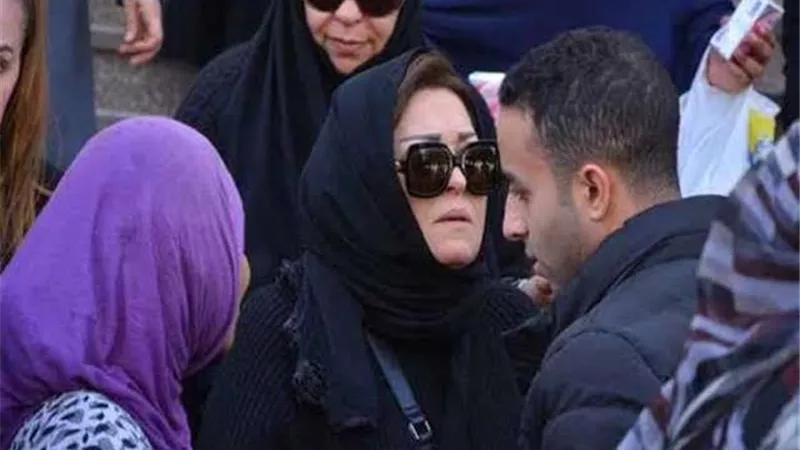 نهال عنبر تودع محمود ياسين بمثواه الاخير
