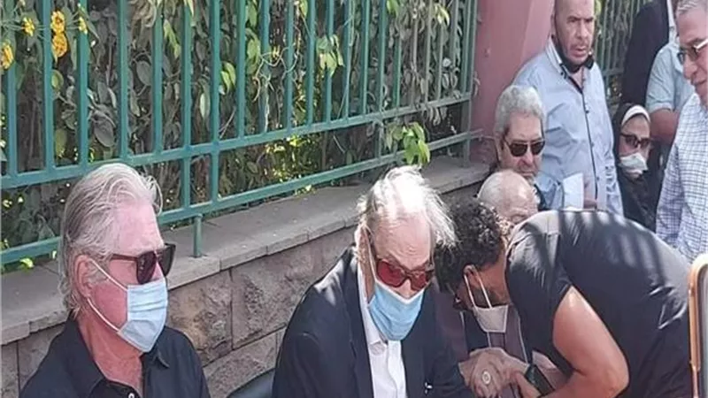 خالد النبوى ينحنى ويقبل يد الفنان رشوان توفيق فى جنازة محمود ياسين