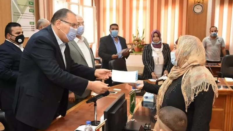 غراب يسلم عقود47 وحدة سكنية ببلبيس والحسينية للأسر الأولى بالرعاية