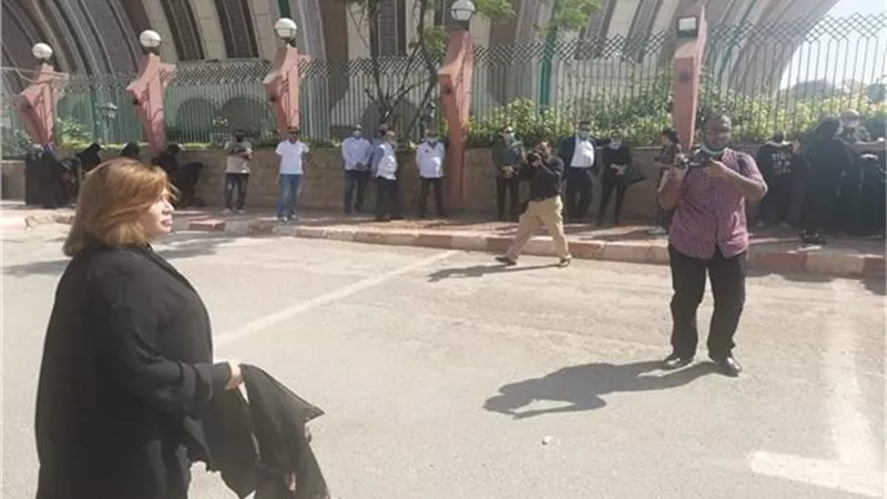 بعد 13يوم زواج.. امير شاهين برفقة شقيقته الهام فى جنازة محمود ياسين.. صور