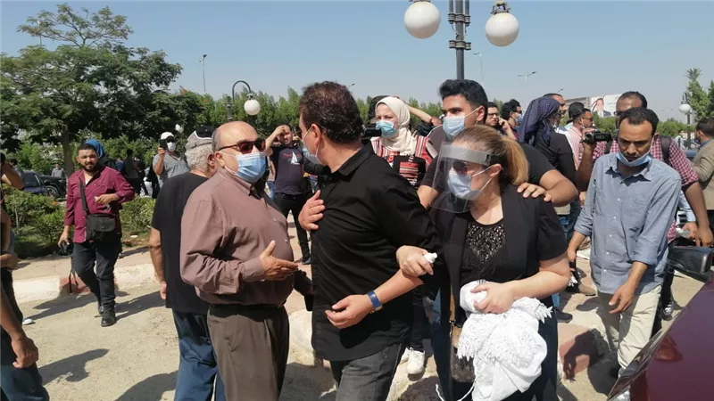 انهيار هستيرى لرانيا محمود ياسين فى جنازة والدها.. صور