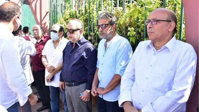 اشرف زكى يصطحب نجل الفنان محمود ياسين من الجنازة حتى المقابر