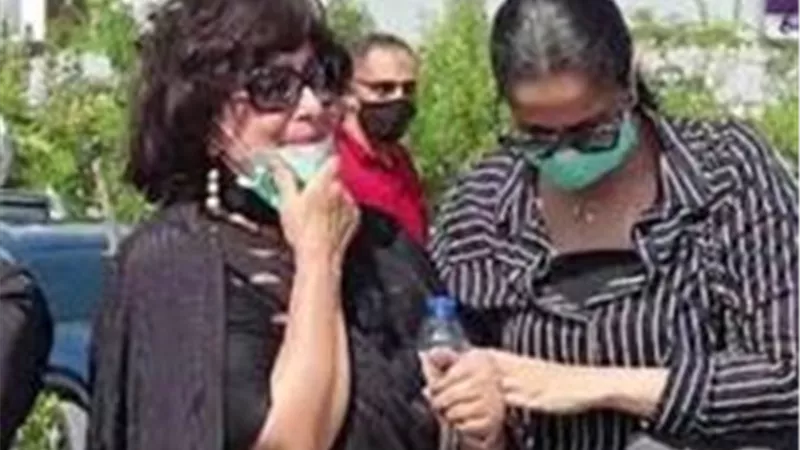 انهيار سهير المرشدى فى جنازة محمود ياسين