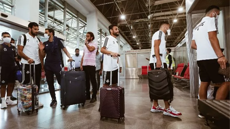 بالصور.. بعثة بيراميدز تصل مطار القاهرة استعدادا للسفر إلى المغرب
