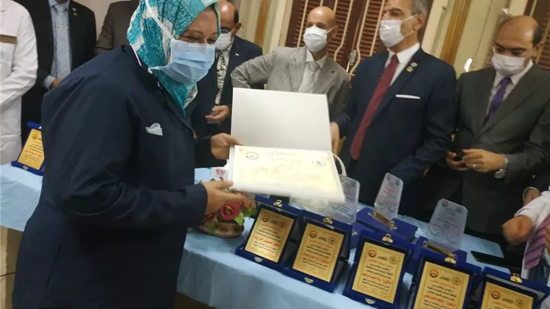 مسعود يكرم الجيش الأبيض بمستشفي الصدر بالزقازيق
