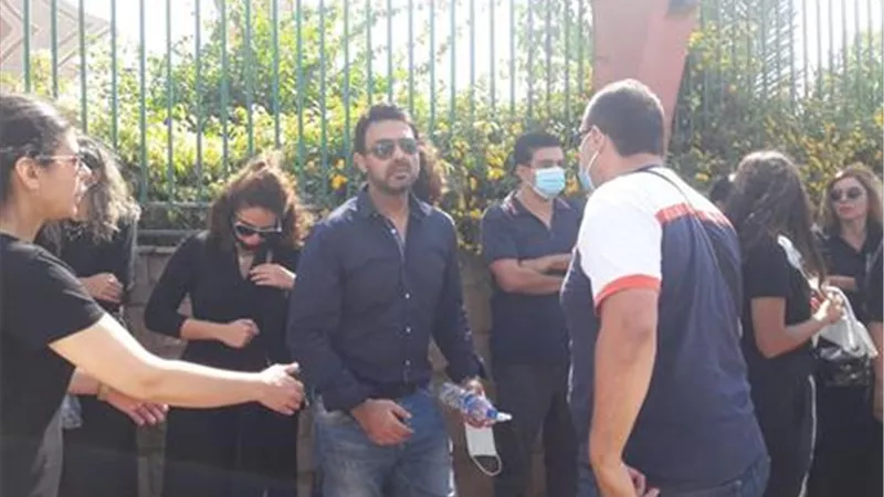 أول تعليق من عمرو محمود ياسين بعد دفن والده
