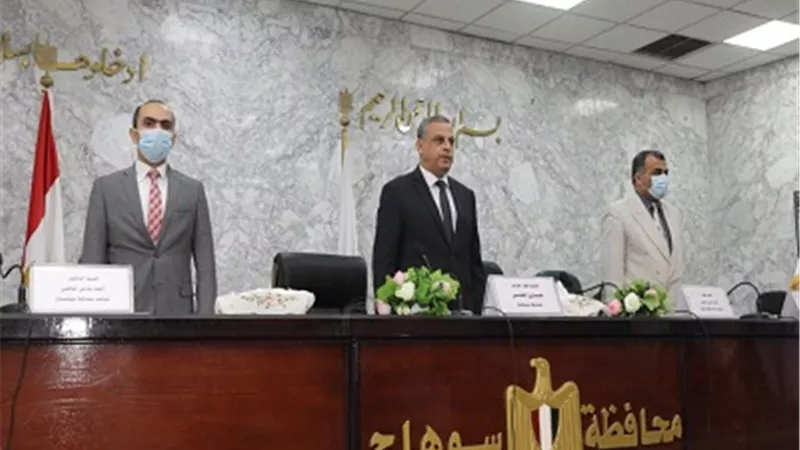 محافظ سوهاج يكرم 36 طالبا وطالبة أوائل المسابقات الدولية من المدارس الخاصة..صور