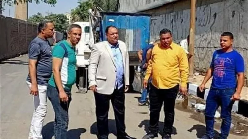 رئيس حى المعصرة يقود حملة مكبرة لرفع المخلفات ودهان الأرصفة وإنارة الشوارع.. بالصور