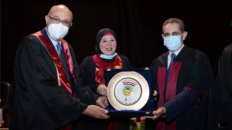 جامعة طنطا تكرم رئيس الإدارة المركزية للطلاب الوافدين