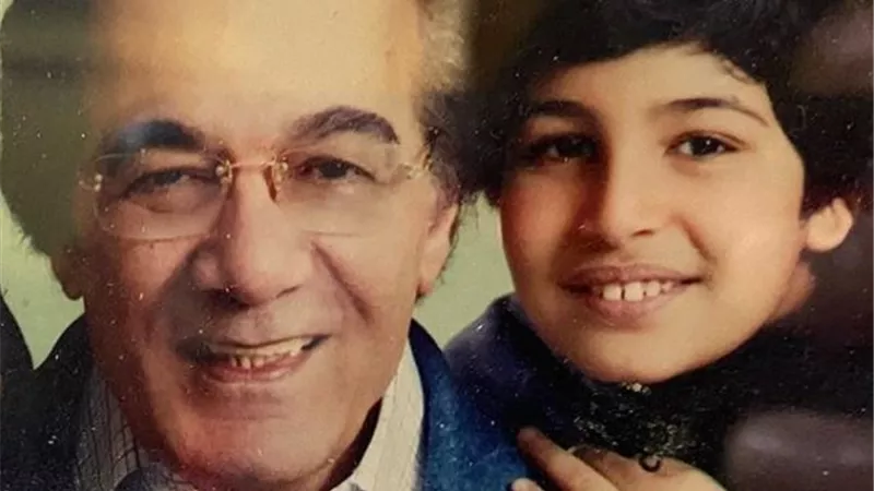 شاهد.. حفيد محمود ياسين فى صورة نادرة مع جده بعد رحيله