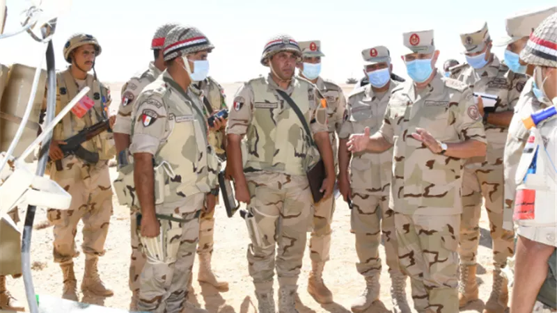 رئيس أركان حرب القوات المسلحة يشهد إحدى مراحل المناورة 