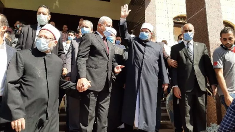 وزير الأوقاف والمفتي يؤديان صلاة الجمعة بالسويس ويفتتحان 5 مساجد .صور