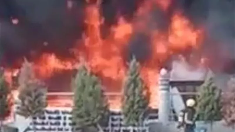 حريق هائل بمول تجارى فى مدينة القاهرة الجديدة.. تعرف على المكان بالفيديو
